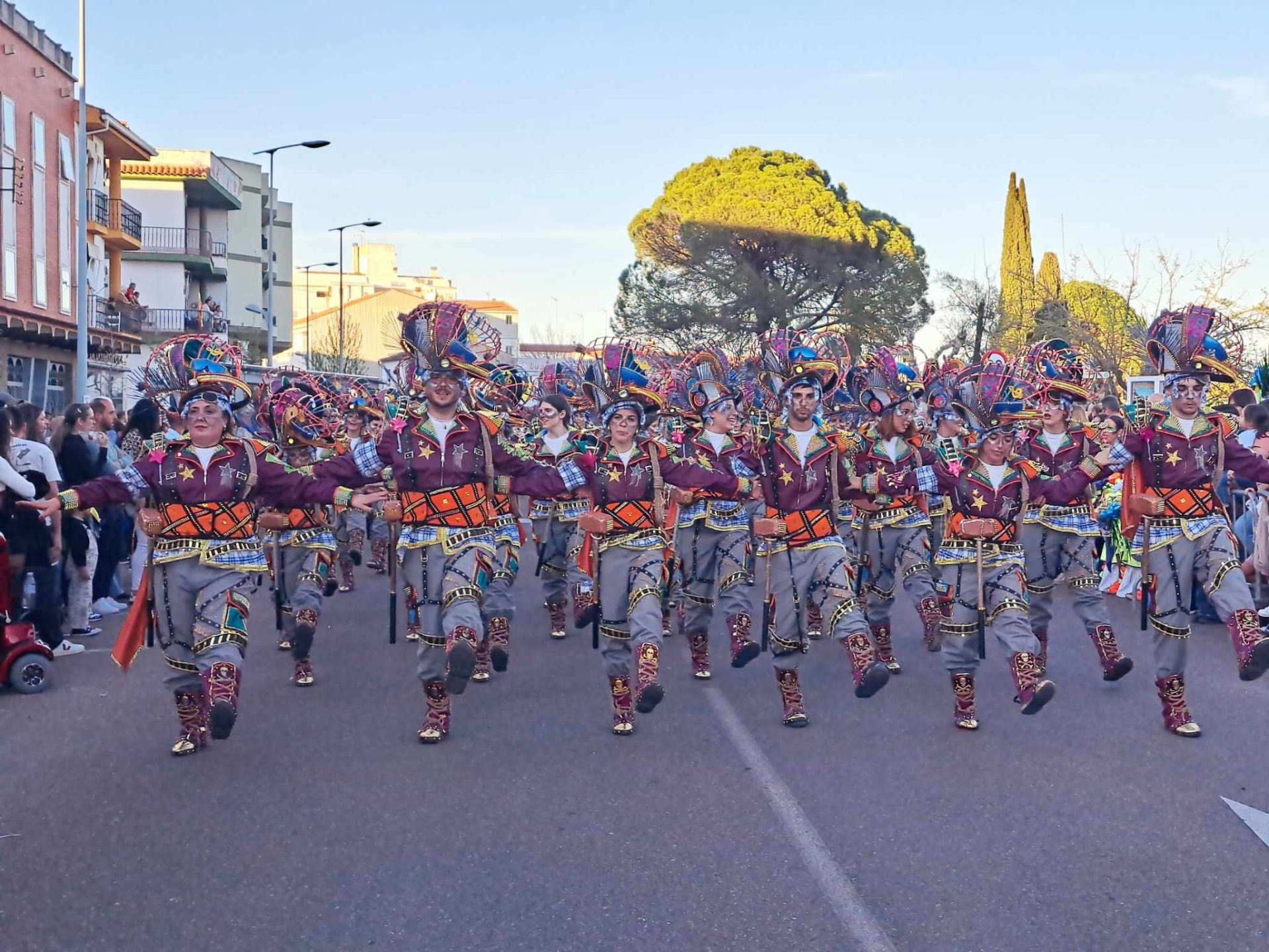 Fotos: 18 comparsas hicieron vibrar en la VI Convivencia Carnavalera de Miajadas