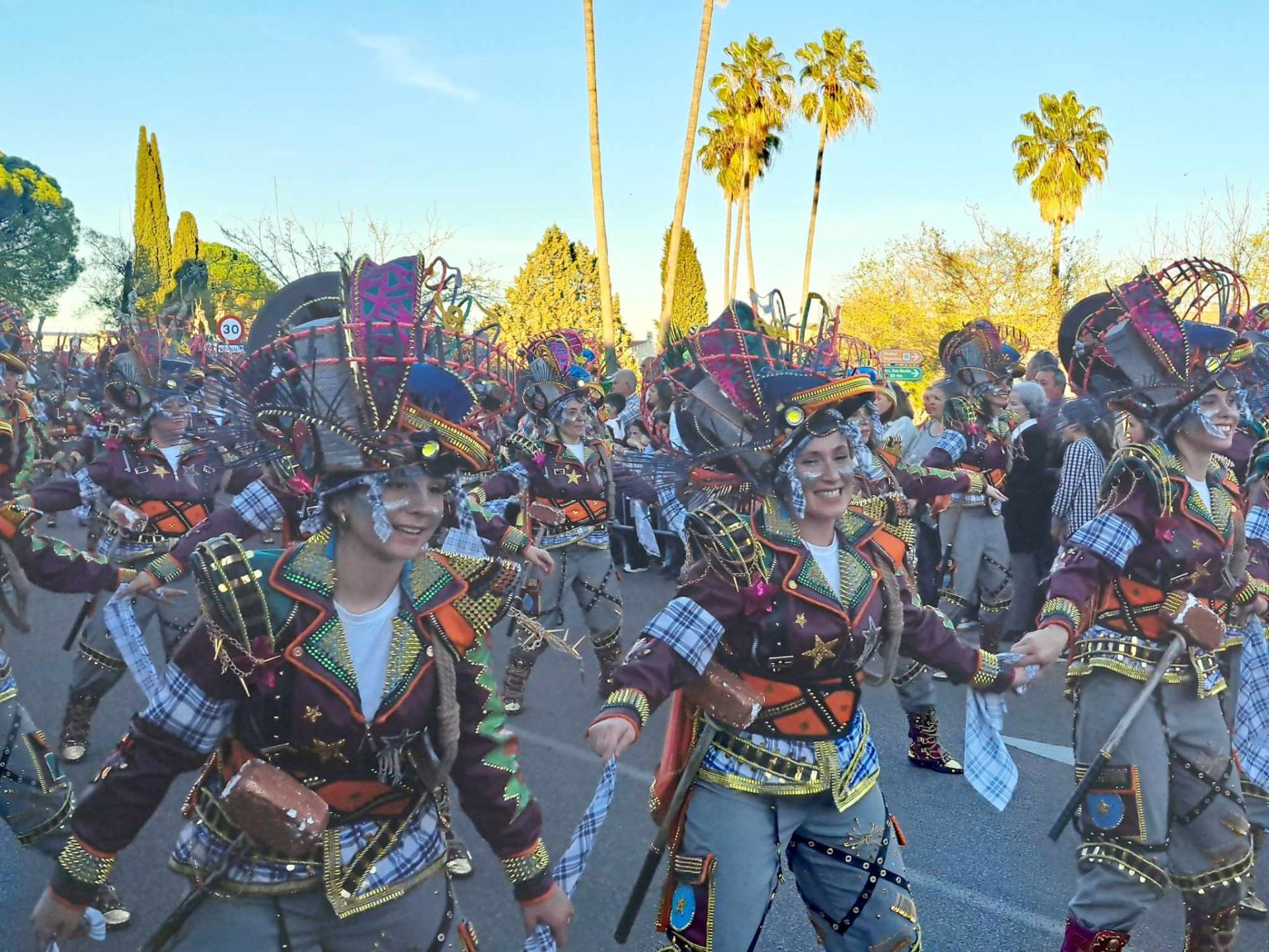 Fotos: 18 comparsas hicieron vibrar en la VI Convivencia Carnavalera de Miajadas