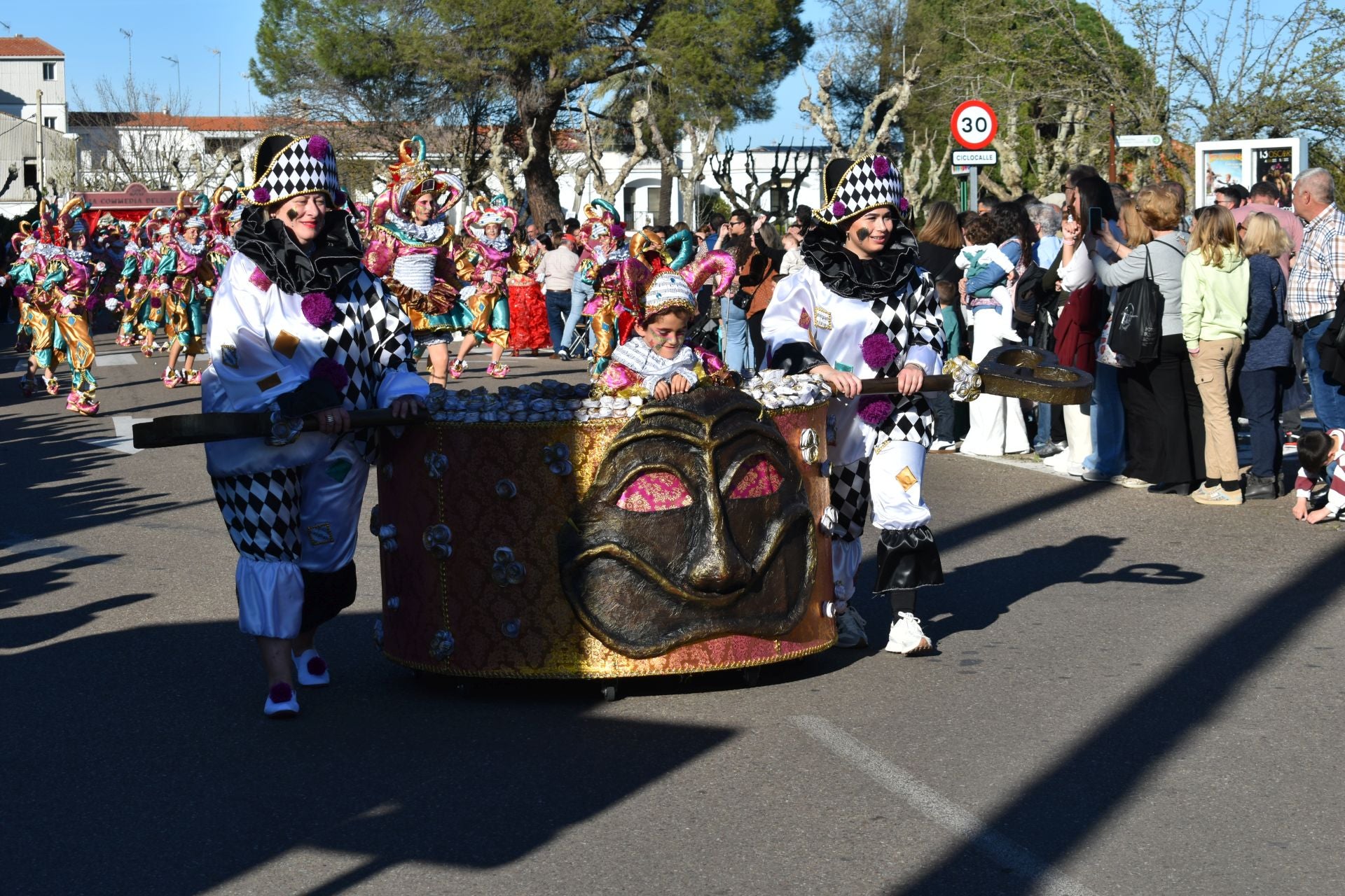 Fotos: 18 comparsas hicieron vibrar en la VI Convivencia Carnavalera de Miajadas