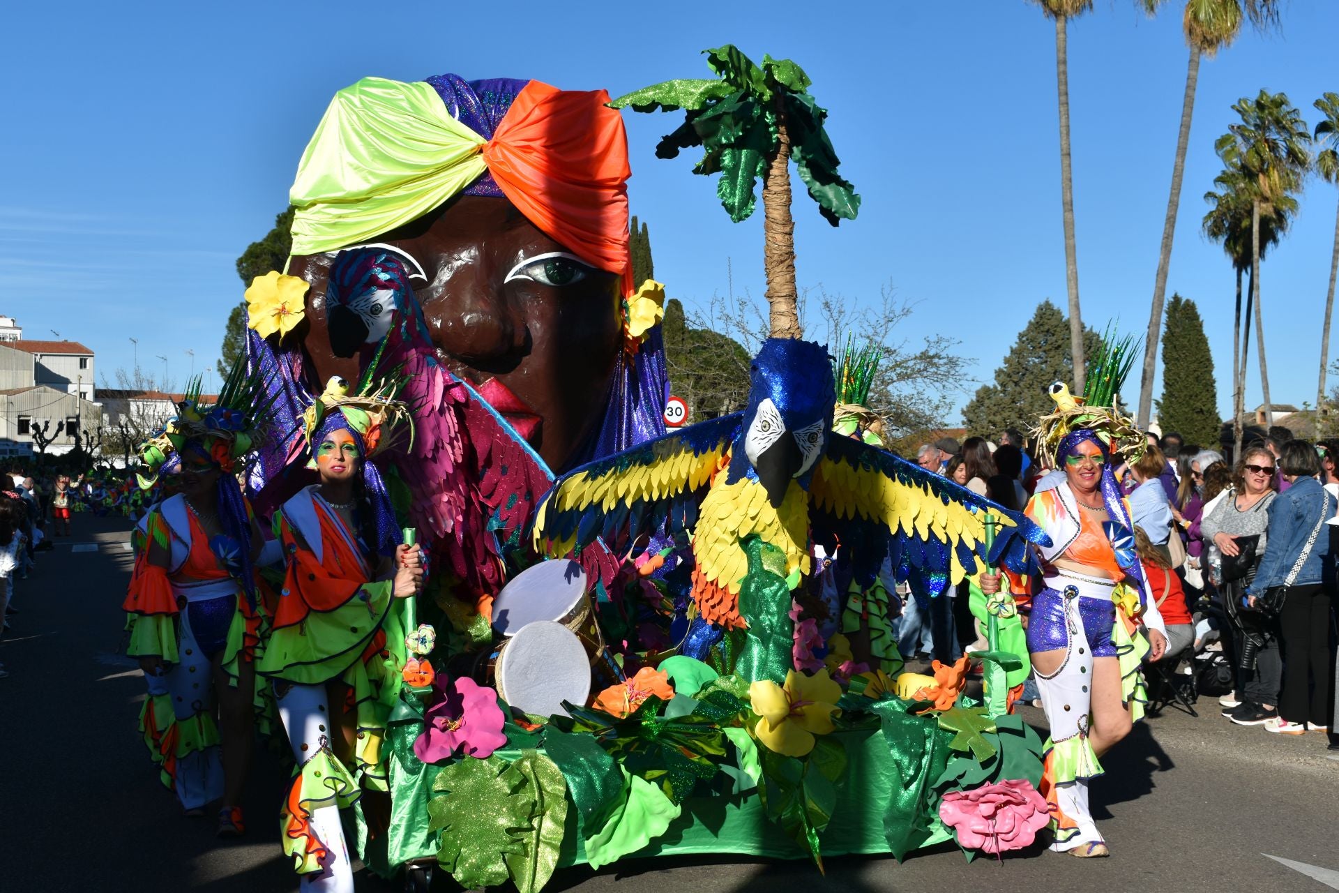 Fotos: 18 comparsas hicieron vibrar en la VI Convivencia Carnavalera de Miajadas