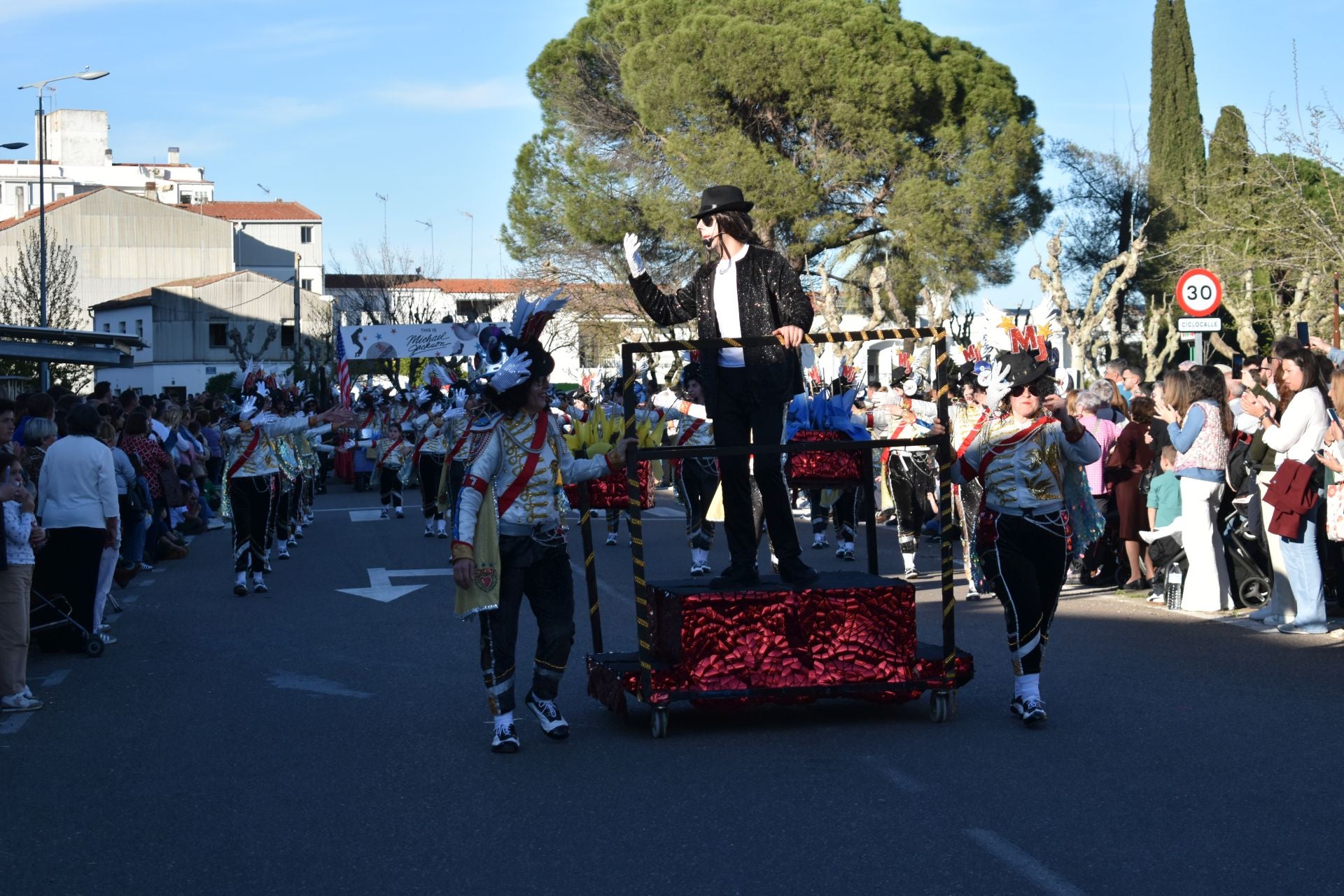 Fotos: 18 comparsas hicieron vibrar en la VI Convivencia Carnavalera de Miajadas