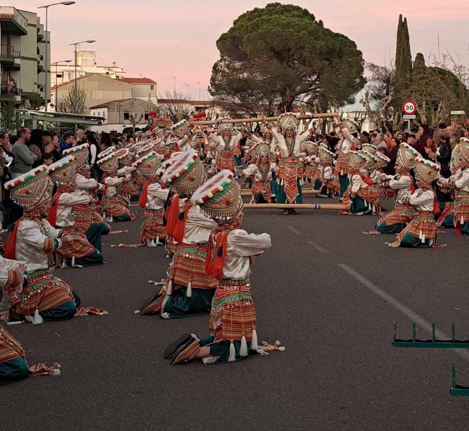 Fotos: 18 comparsas hicieron vibrar en la VI Convivencia Carnavalera de Miajadas