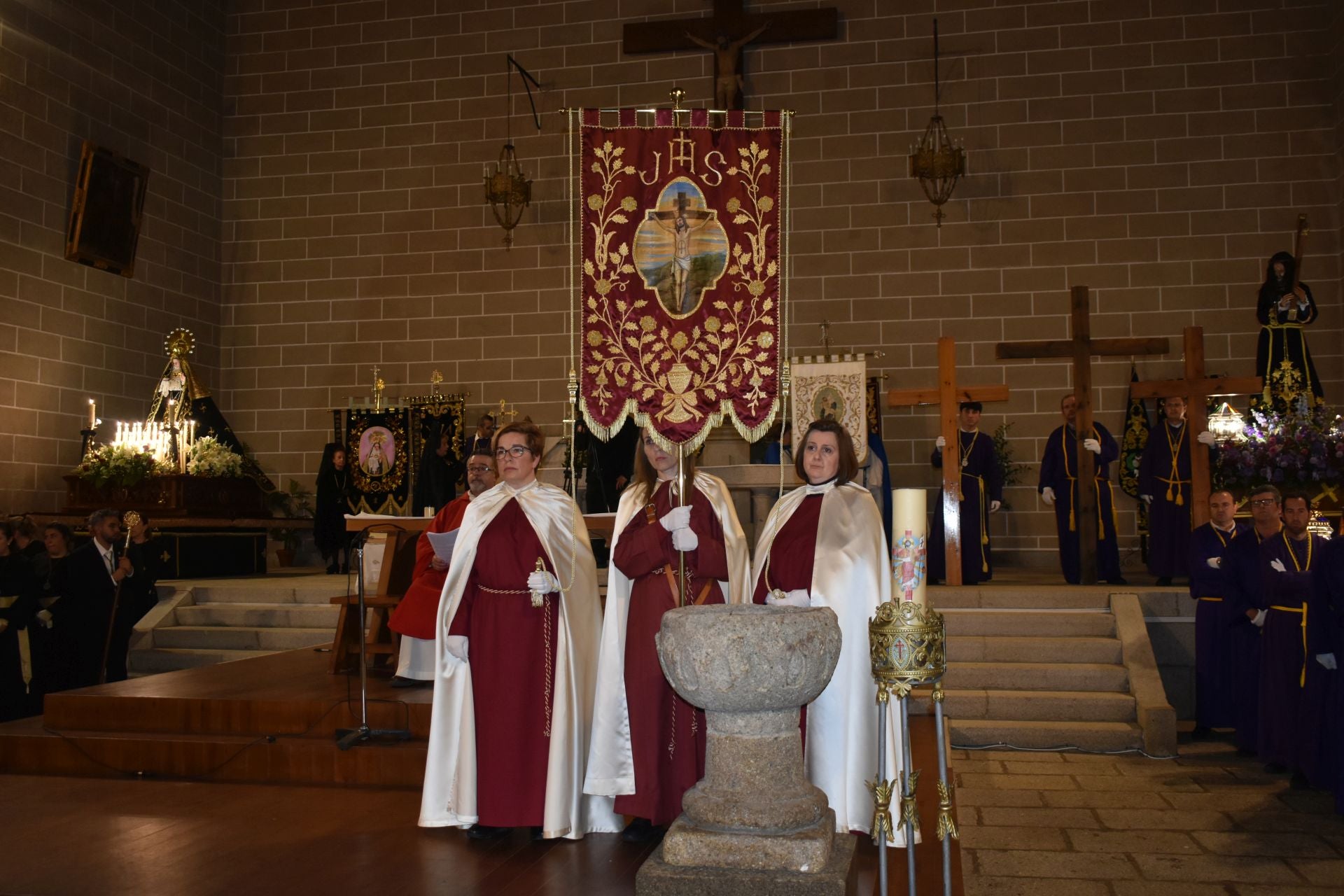 Fotos: El 'Cristo de la Piedad', 'La Piedad', el 'Santo Sepulcro' y la 'Virgen de los Dolores' procesionaron en el templo