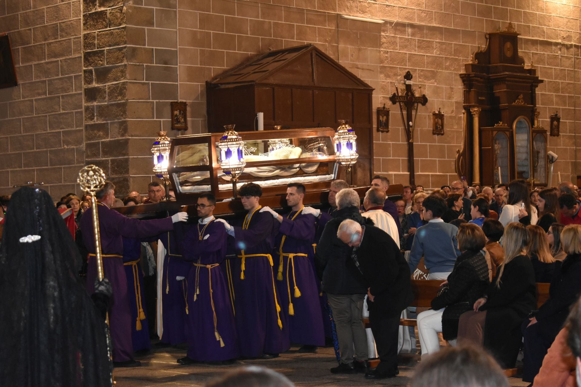 Fotos: El 'Cristo de la Piedad', 'La Piedad', el 'Santo Sepulcro' y la 'Virgen de los Dolores' procesionaron en el templo