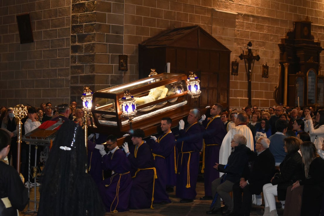 Fotos: El 'Cristo de la Piedad', 'La Piedad', el 'Santo Sepulcro' y la 'Virgen de los Dolores' procesionaron en el templo