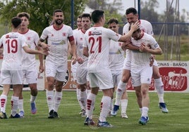 Los jugadores miajadeños celebran uno de sus goles.