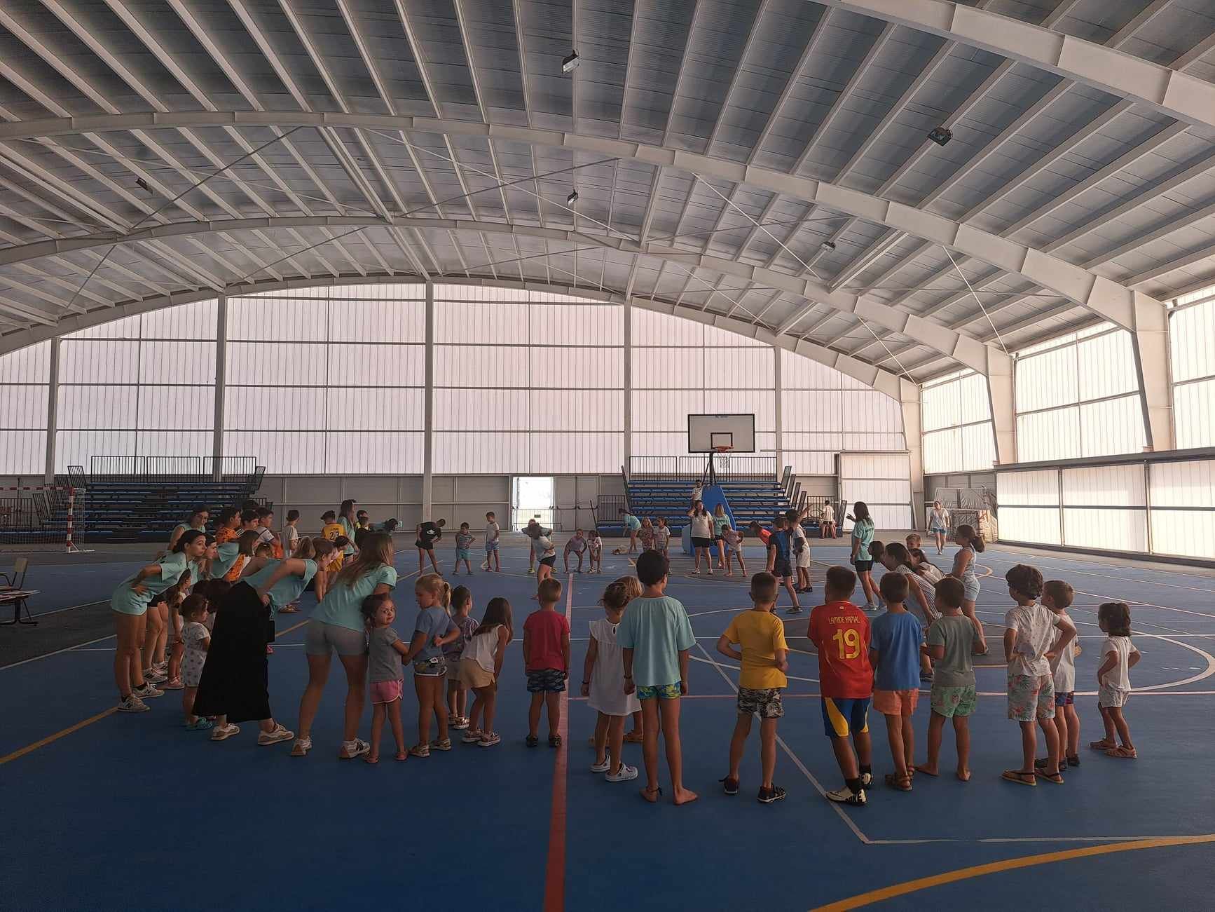 Los pequeños participan en la Escuela de verano del pasado año.
