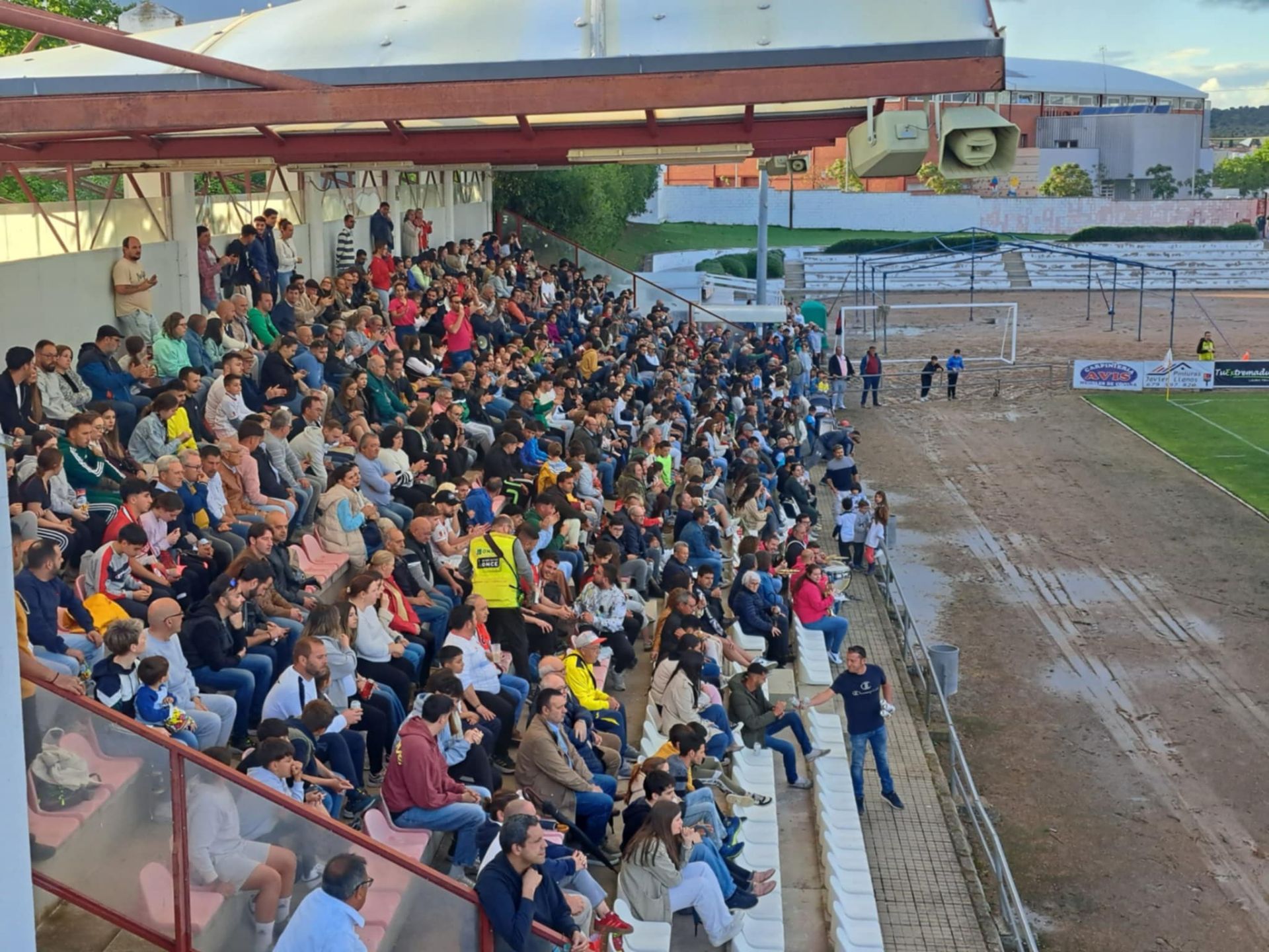 La afición anima al Miajadas CF en el Estadio Municipal.