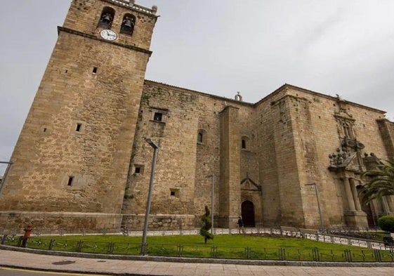 Fachada principal de la iglesia Santiago de Miajadas.