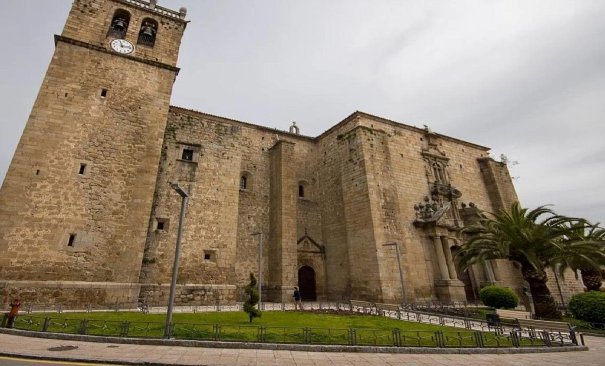 Fachada principal de la iglesia Santiago de Miajadas.