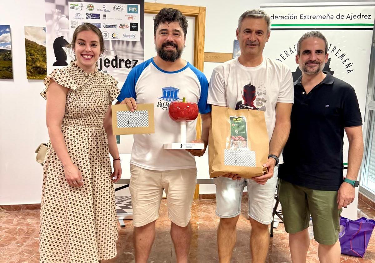 Imagen principal - Homero Macías Sánchez, del club Ágora Ajedrez de Cáceres se proclamó campeón del XIV Torneo de Ajedrez Feria de Miajadas