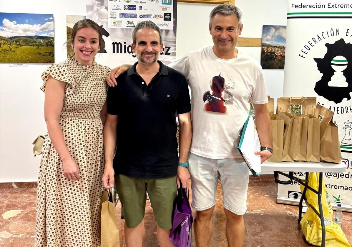Imagen principal - De izquierda a derecha: Concejala Delegada de Cultura, Festejos, Juventud Laura Masa Cuadrado, Daniel Gragera Ledesma, árbitro y Raul Carbajo, presidente del Club Miajedrez de Miajadas