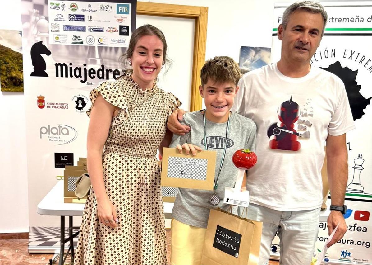 Imagen secundaria 1 - Homero Macías Sánchez, del club Ágora Ajedrez de Cáceres se proclamó campeón del XIV Torneo de Ajedrez Feria de Miajadas