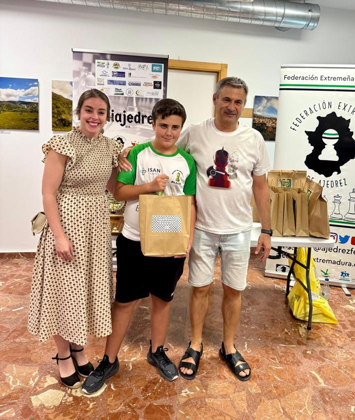 Imagen secundaria 2 - Homero Macías Sánchez, del club Ágora Ajedrez de Cáceres se proclamó campeón del XIV Torneo de Ajedrez Feria de Miajadas