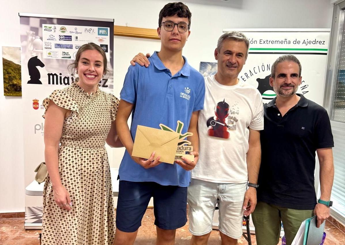 Imagen secundaria 1 - Homero Macías Sánchez, del club Ágora Ajedrez de Cáceres se proclamó campeón del XIV Torneo de Ajedrez Feria de Miajadas