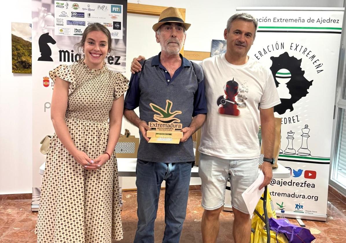 Imagen principal - Homero Macías Sánchez, del club Ágora Ajedrez de Cáceres se proclamó campeón del XIV Torneo de Ajedrez Feria de Miajadas