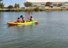 Las instalaciones acuáticas locales hicieron posible la demostración de actividades de salvamento, piragüismo y vela.