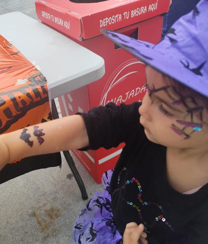 Imagen secundaria 2 - Fantasmas, esqueletos y brujas tomaron la localidad en Halloween