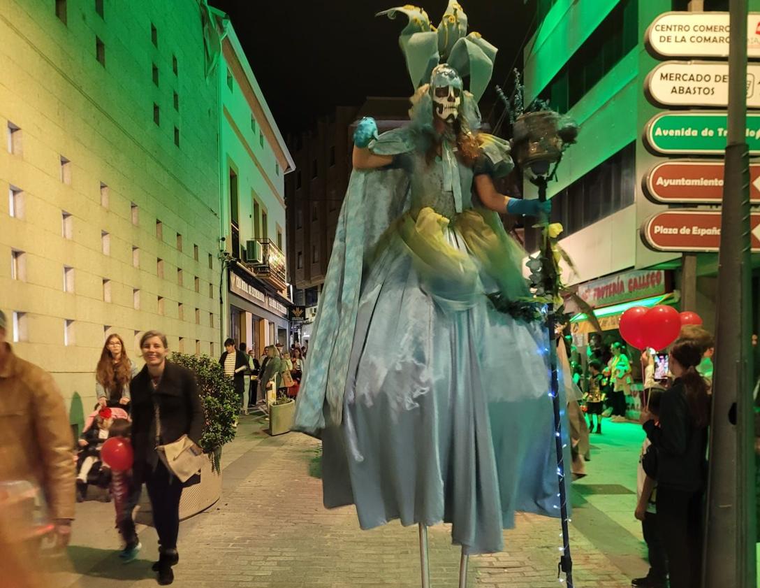 Imagen principal - Fantasmas, esqueletos y brujas tomaron la localidad en Halloween