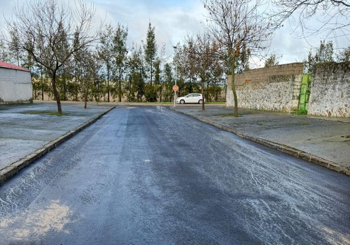 Imagen principal - Finaliza el asfaltado de un nuevo tramo de la Ronda del Sol