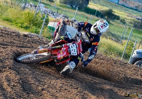 Mala suerte para el piloto de Miajadas, Samuel Tapia, a quien una caída le impide luchar por los puestos de pódium en Malpartida de Cáceres