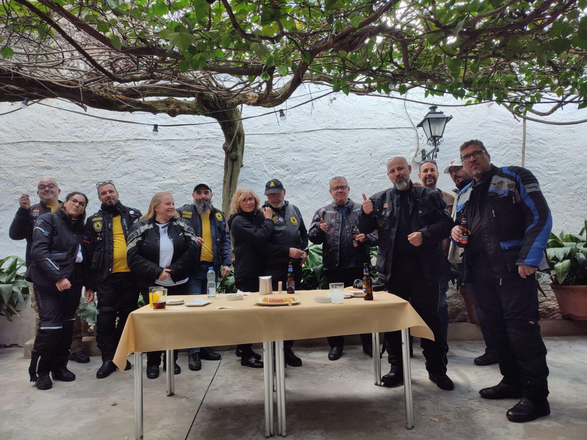 Alrededor de un centenar de moteros disfrutaron con las Migas Kojoneras