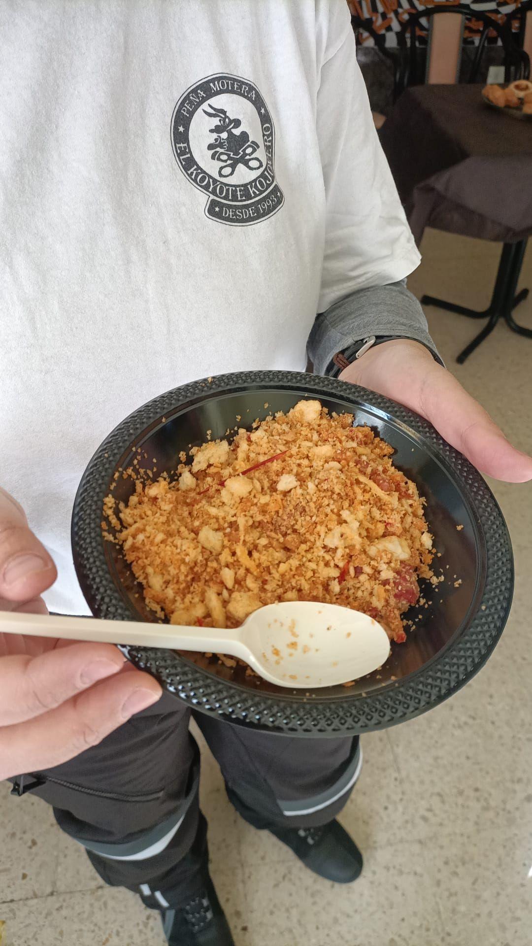 Alrededor de un centenar de moteros disfrutaron con las Migas Kojoneras