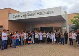 Concentración de vecinos a las puertas del centro de salud.