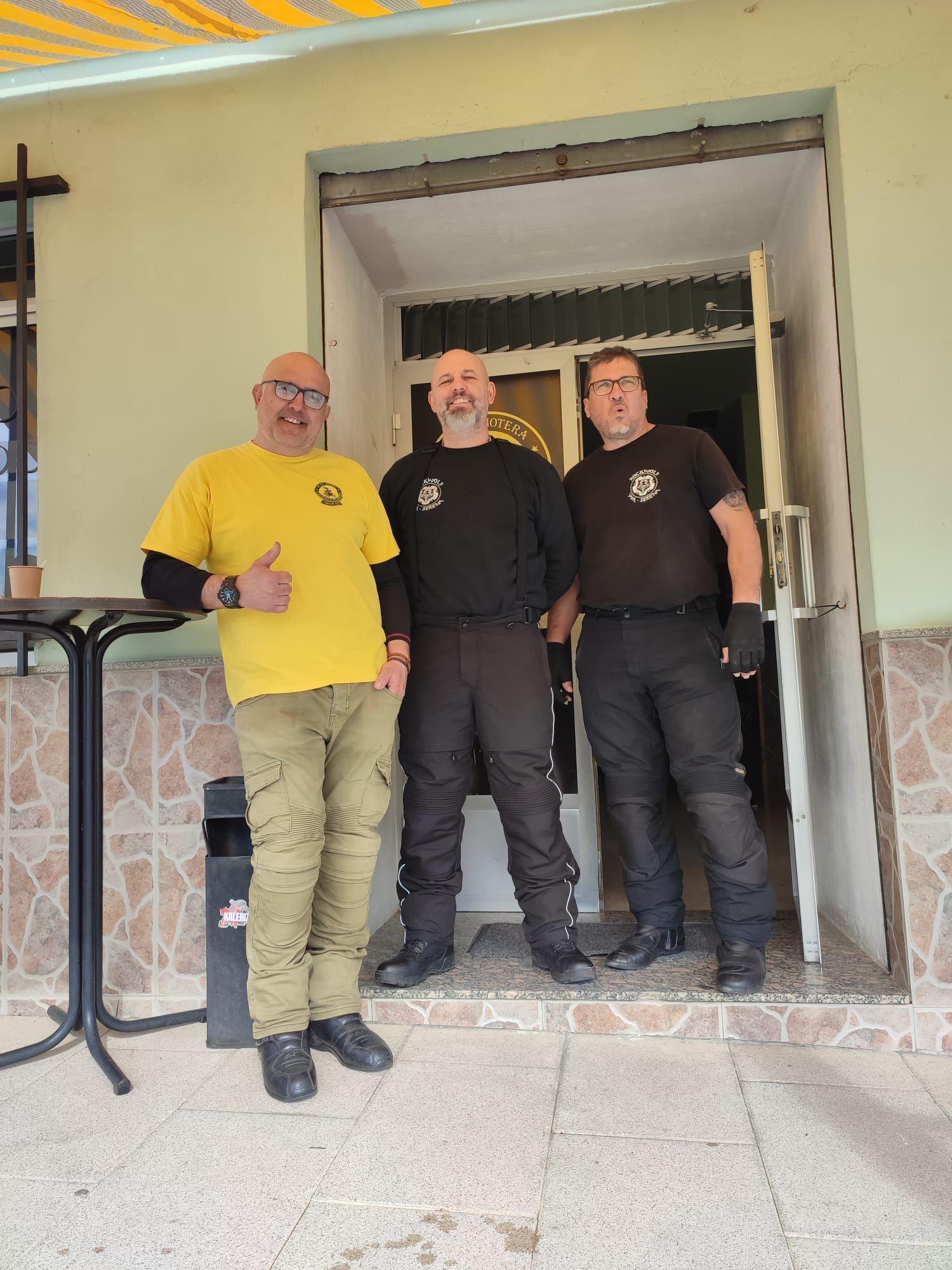 Alrededor de un centenar de moteros disfrutaron con las Migas Kojoneras