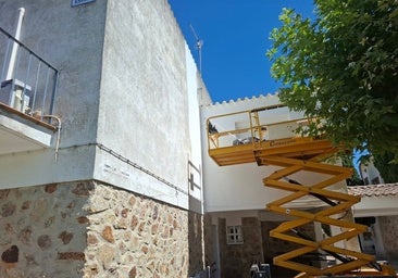 Fachada del Ayuntamiento durante las actuaciones.
