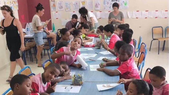La EF Miajadas dona sus camisetas a una asociación infantil en África