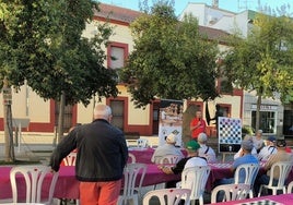 El Club Miajedrez llena la Plaza de España de Miajadas con una exitosa jornada de puertas abiertas y divulgación ajedrecística