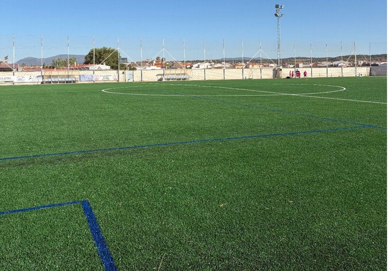 Imagen principal - Miajadas culmina en tiempo récord la modernización integral de su Campo de Fútbol con una inversión de 250.000 euros