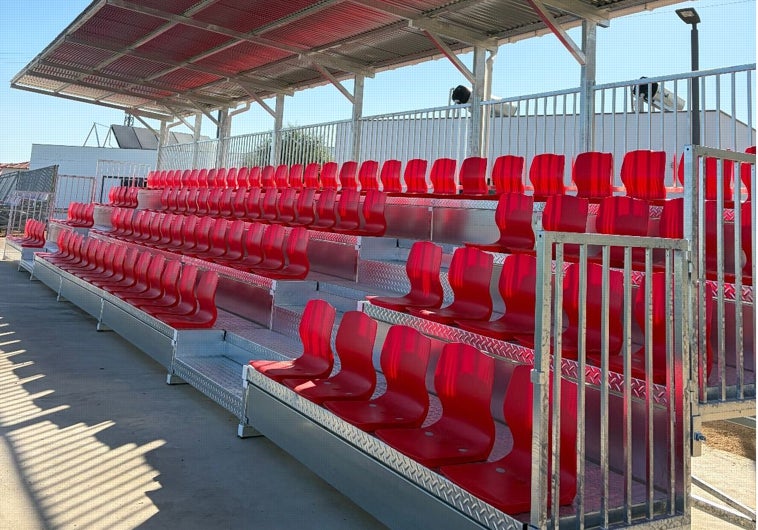 Imagen principal - Miajadas culmina en tiempo récord la modernización integral de su Campo de Fútbol con una inversión de 250.000 euros