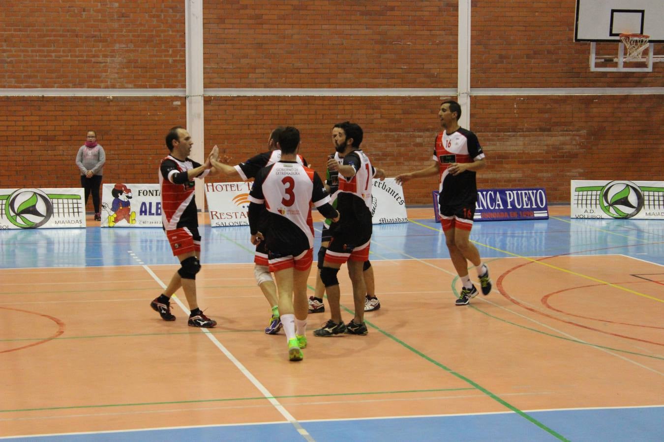 Jugadores de Grupo Laura Otero celebrando un punto