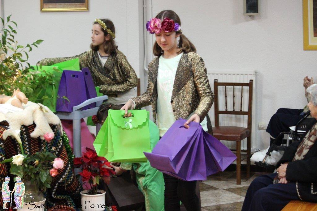 Los Reyes Magos visitan a los mayores de la Residencia San Martín de Porres