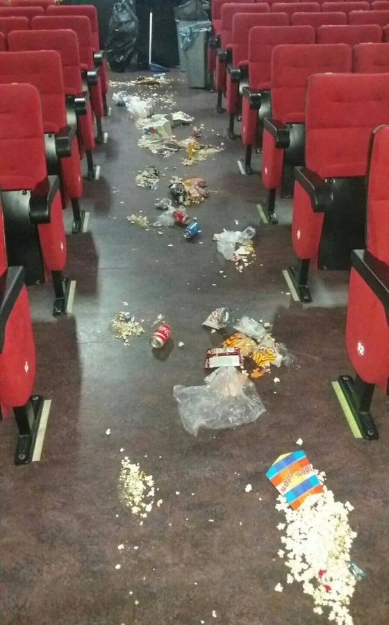 Imagen del estado del Cine Municipal después de una sesión. 