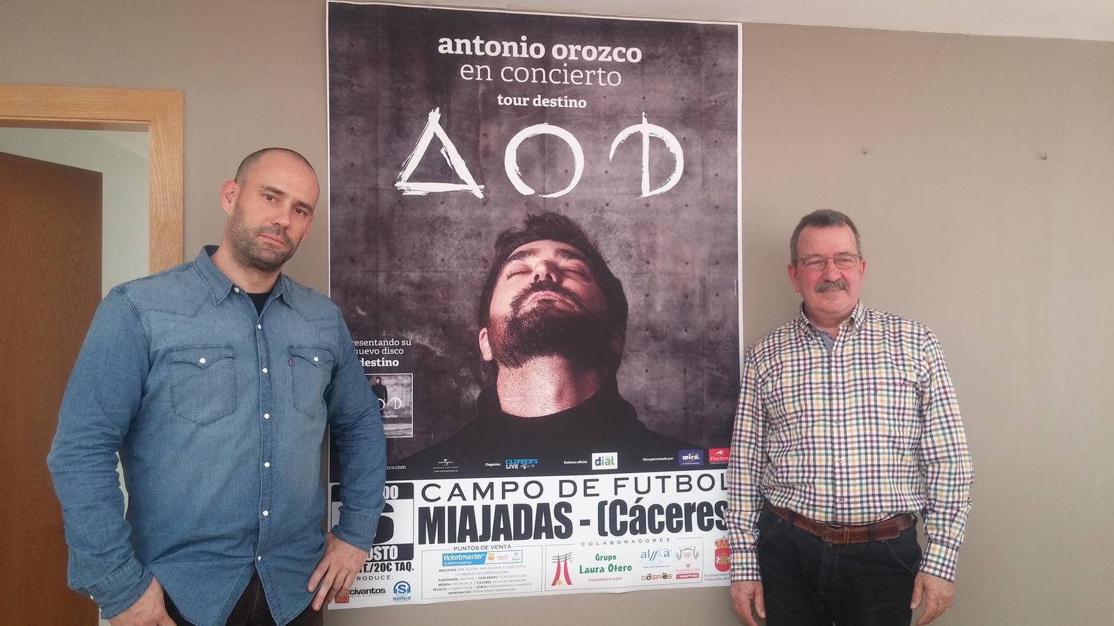 Fernando Civantos y Andrés Tornero con el cartel del concierto. 