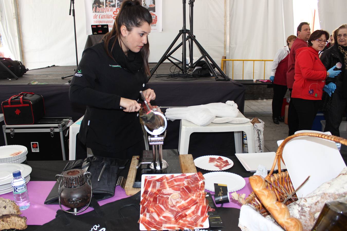 La miajadeña Laura Tena cortando jamón en el certamen. 