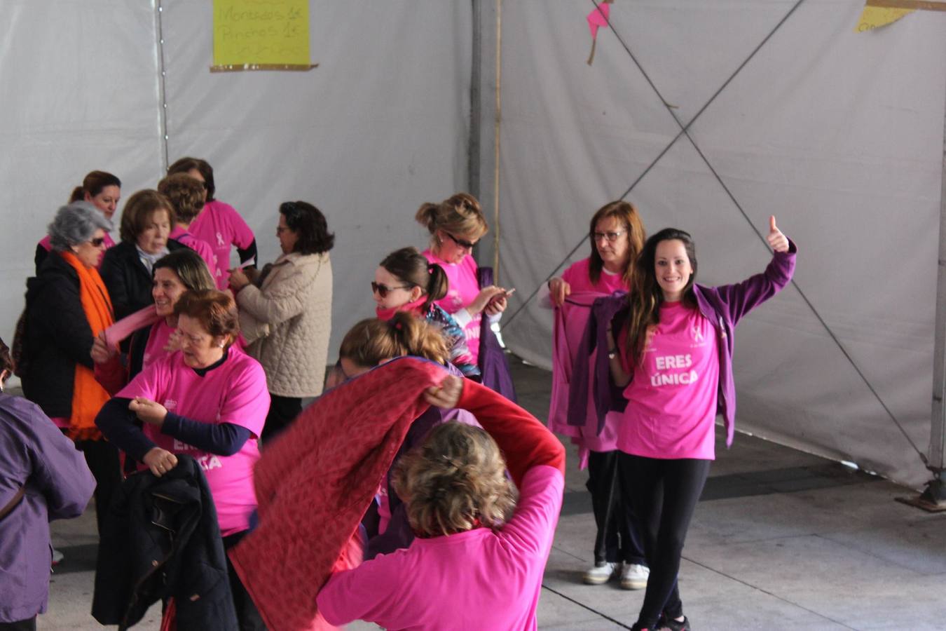Algunas de las participantes portando las camisetas. 