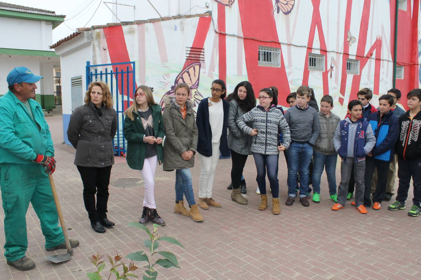 Alumnos participantes atentos a la explicación de uno de los jardineros. 