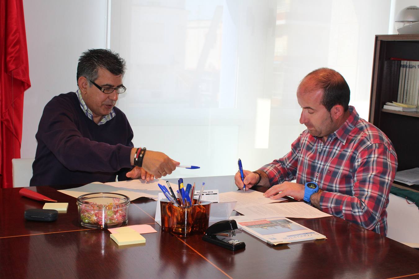 Momento de la firma de uno de los convenios. 