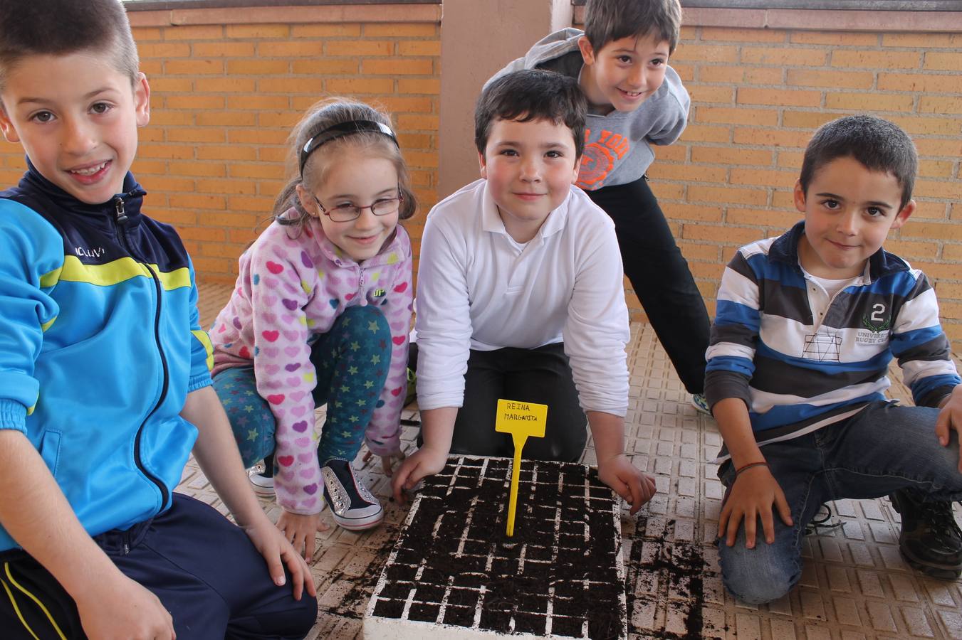 Alumnos del colegio con el jardinero. 
