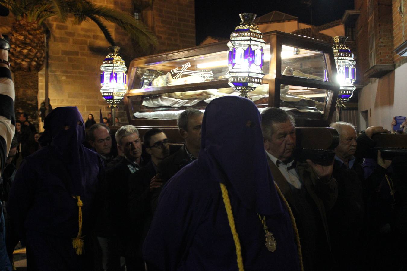 'Santo Sepulcro' a su salida de la iglesia de Santiago Apóstol. 