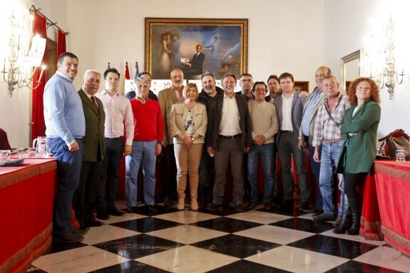 La presidenta de la Diputación acompañada del presidente de Redex y representantes de los GAL. 