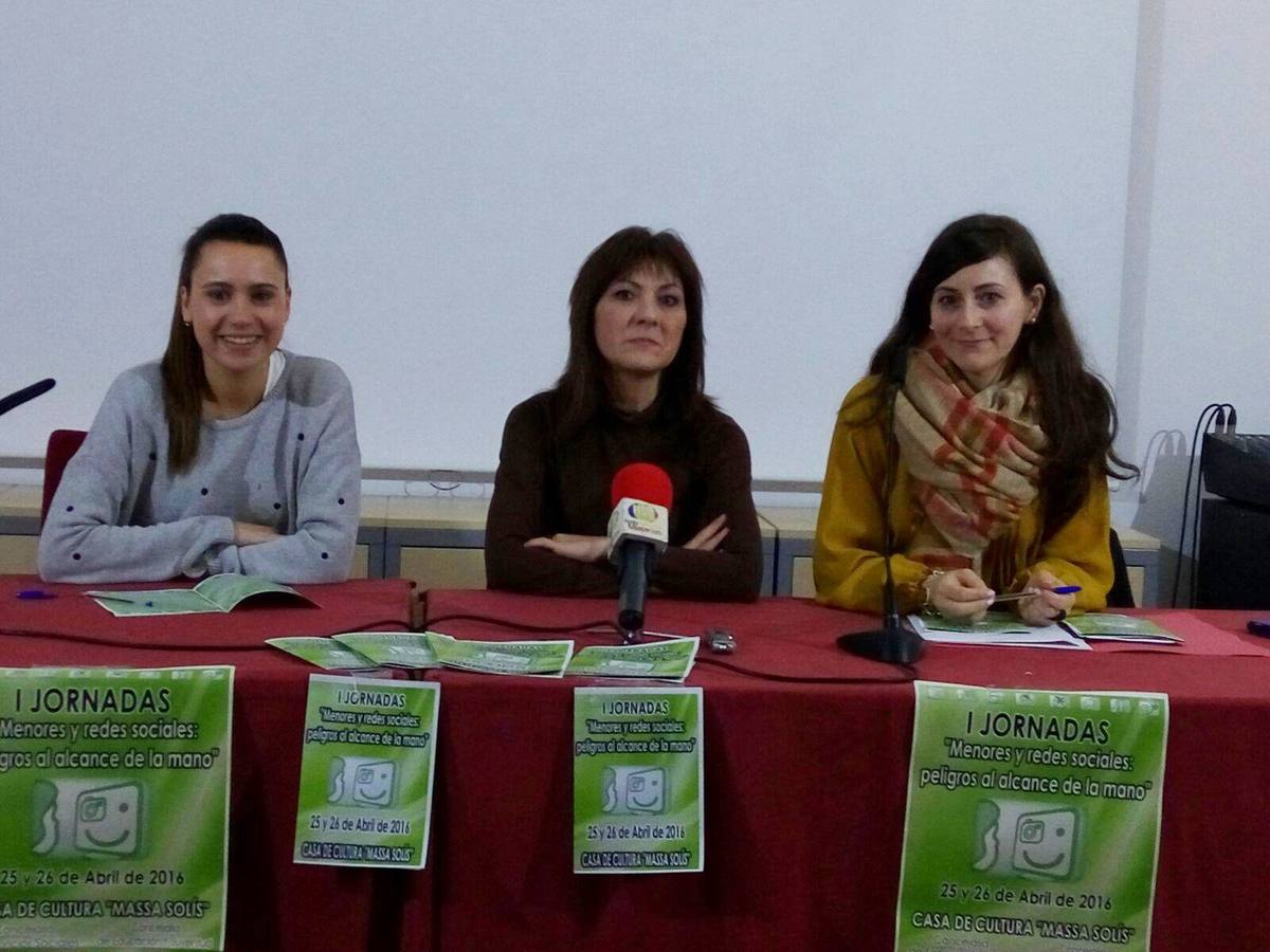 La concejala de Educación, la coordinadora del NCC y la concejala de Servicios Sociales (de izquierda a derecha). 