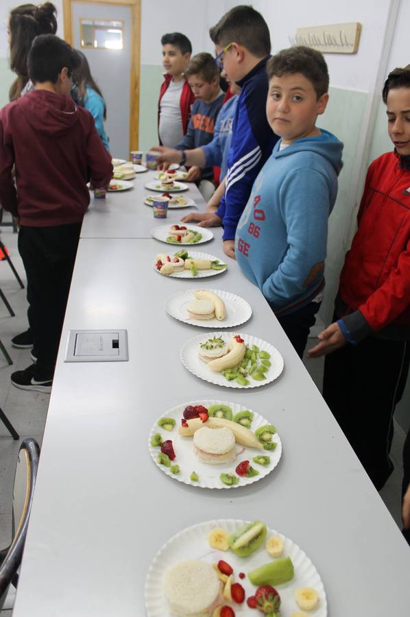 Los alumnos con los platos realizados por ellos mismos. 