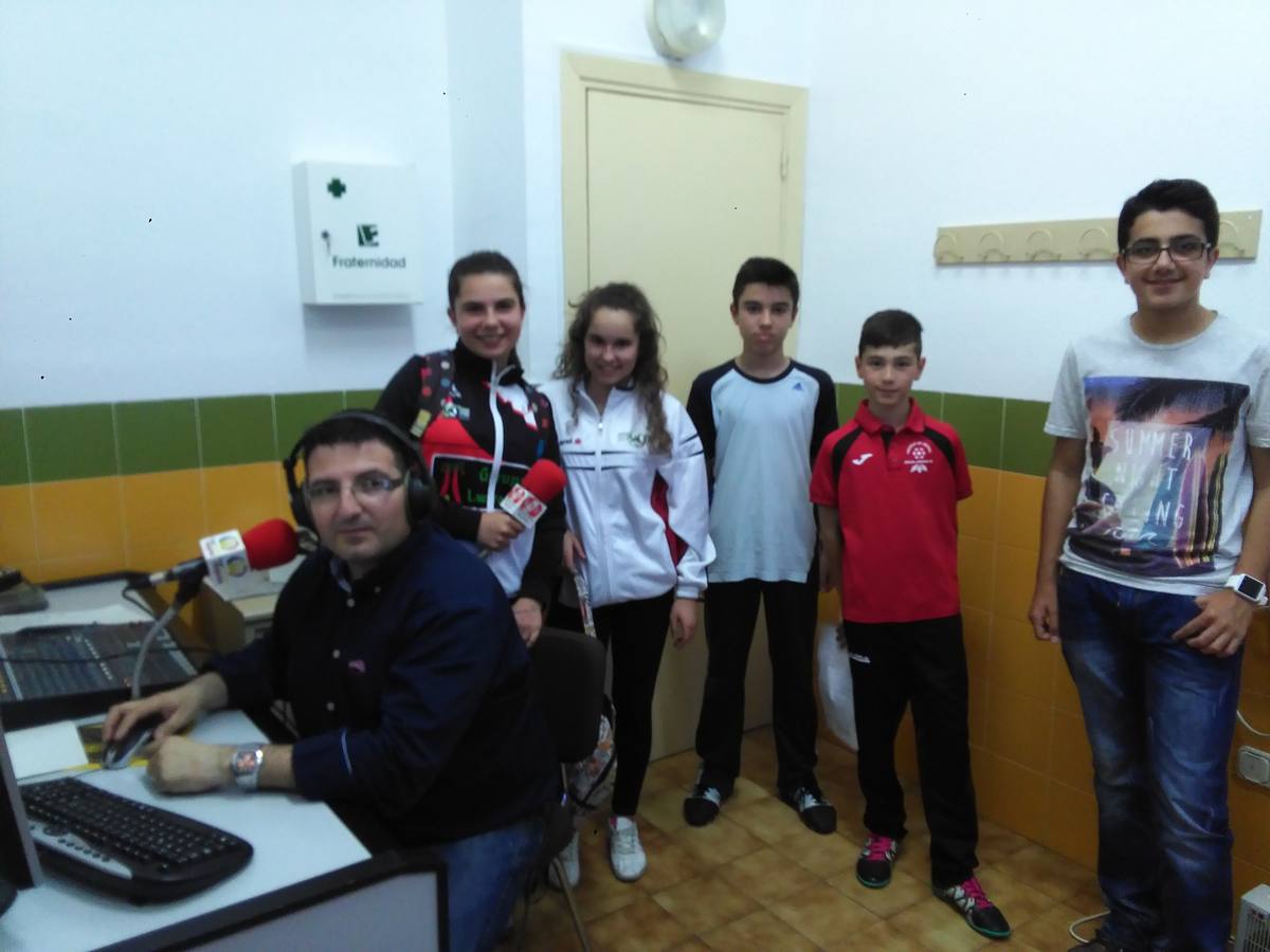 Deportistas con Antonio Pozo, locutor de Radio Televisión Miajadas. 