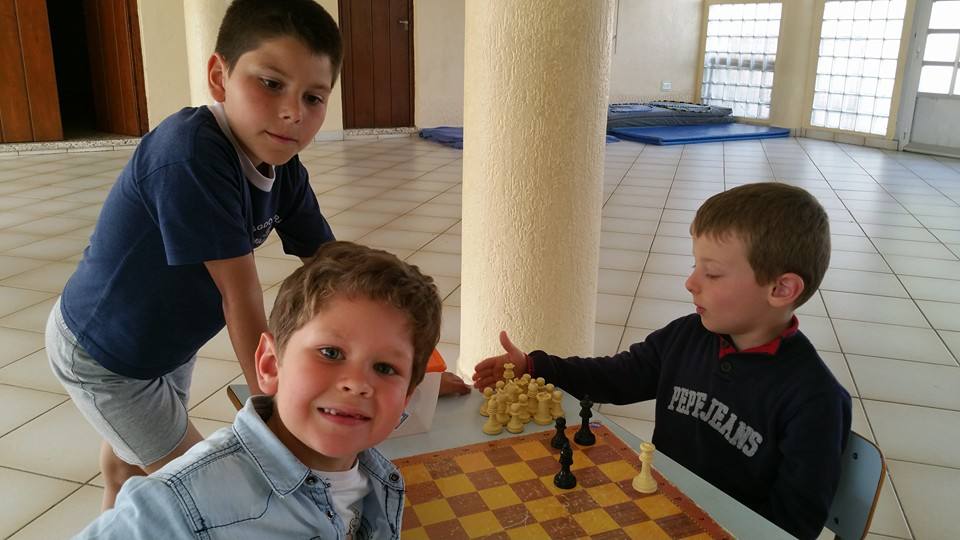 Alumnos jugando al ajedrez. 