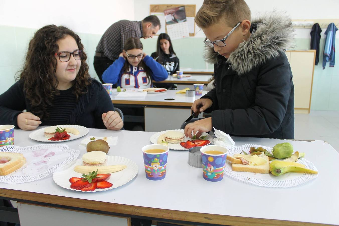 Alumnos del instituto desayunando frutas. 